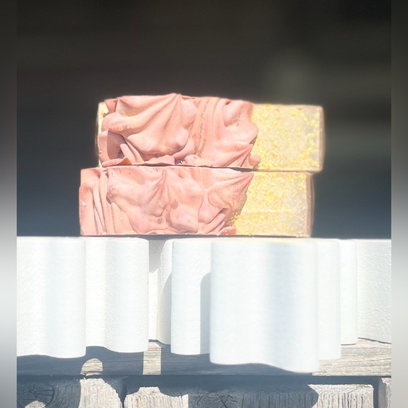 Handcrafted Soap - Artisan - VANILLA APPLE CINNAMON with ground oat - Picture 2 of 3